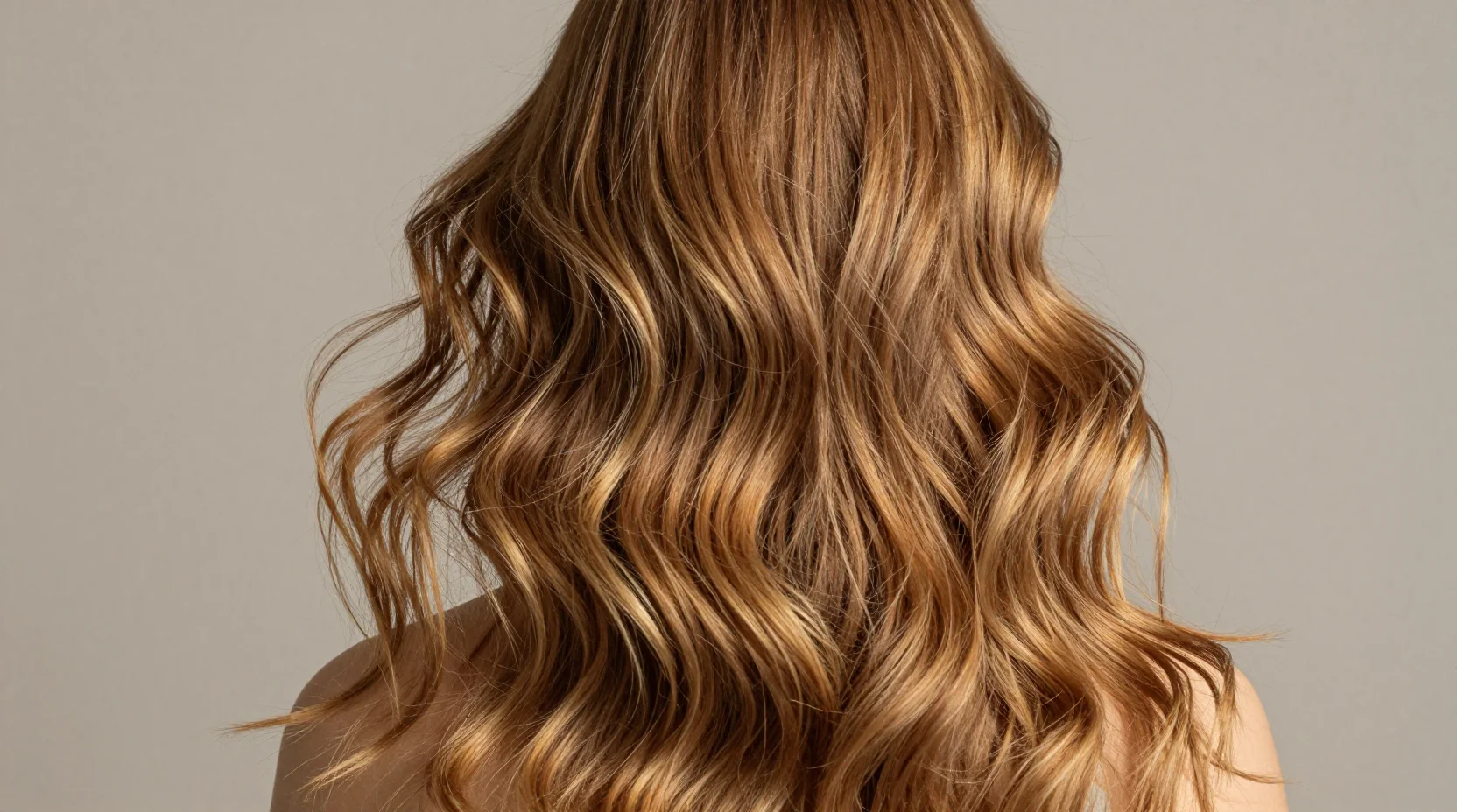 Langes Haar mit natürlichen Highlights