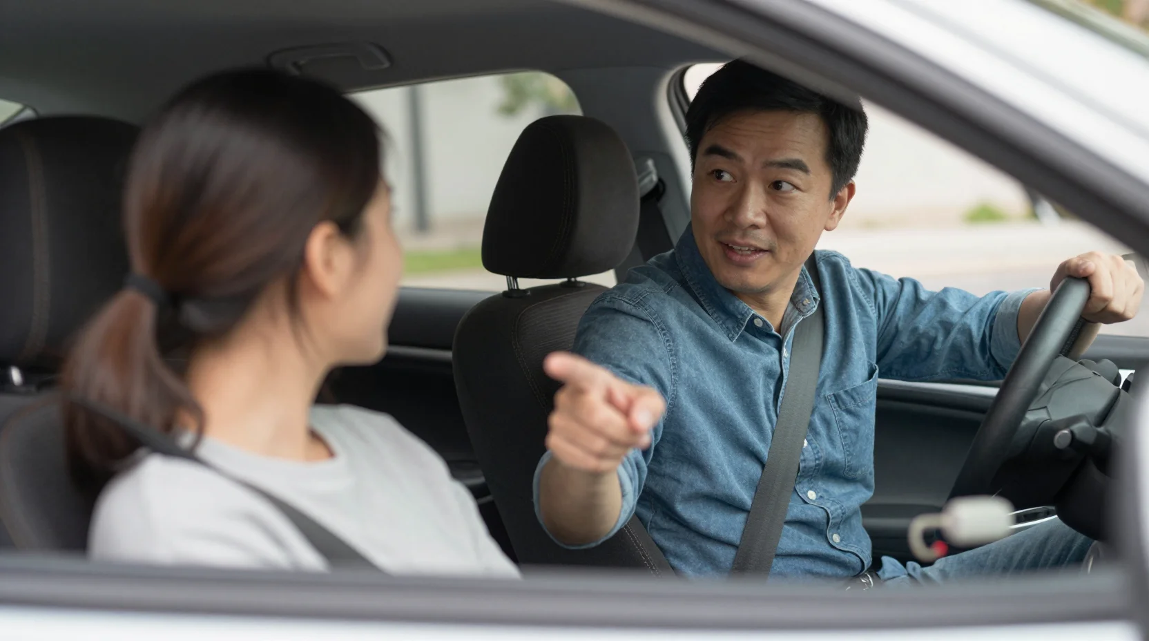 Instructeur die uitleg geeft buiten de auto