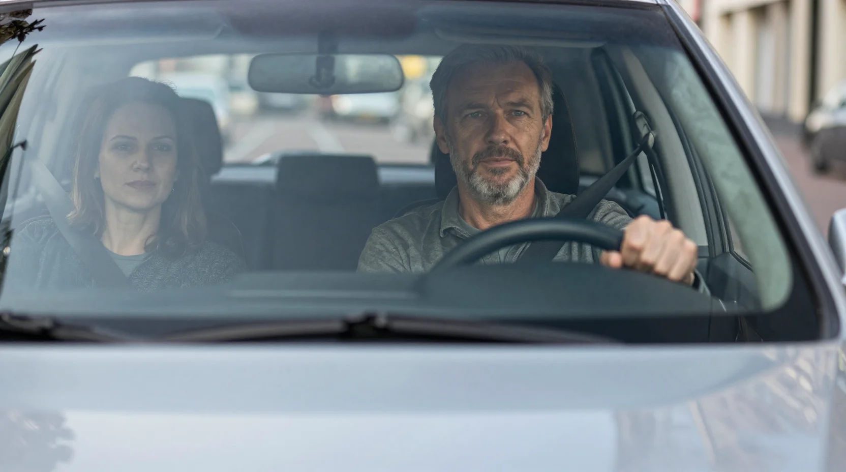 Volwassen bestuurder die een opfriscursus volgt